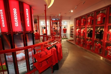 Benfica fecha loja da rua Augusta - Meios & Publicidade