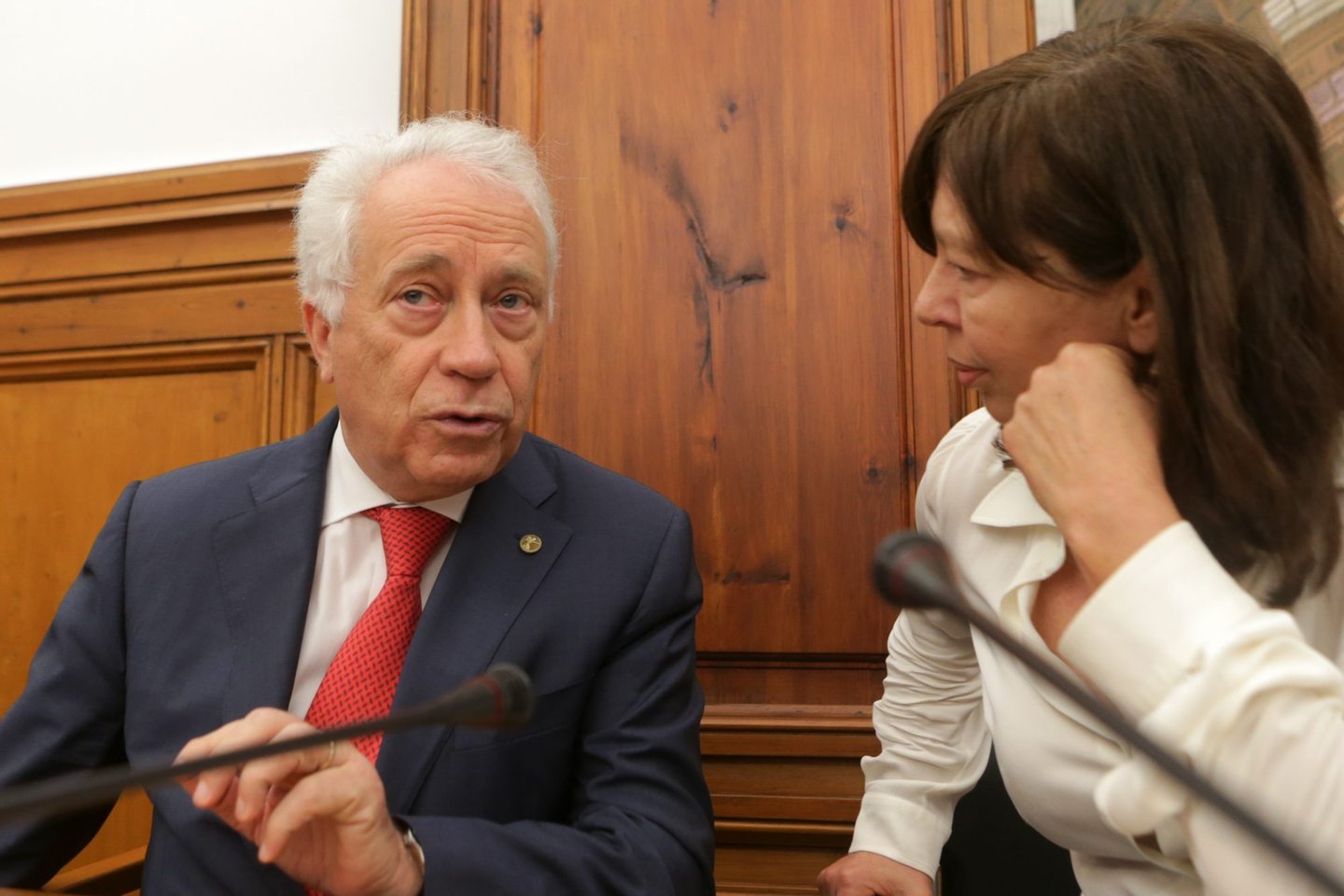 PS acusa PSD de querer "ilibar" Carlos Costa nas suas propostas de alteração do relatório do Novo Banco