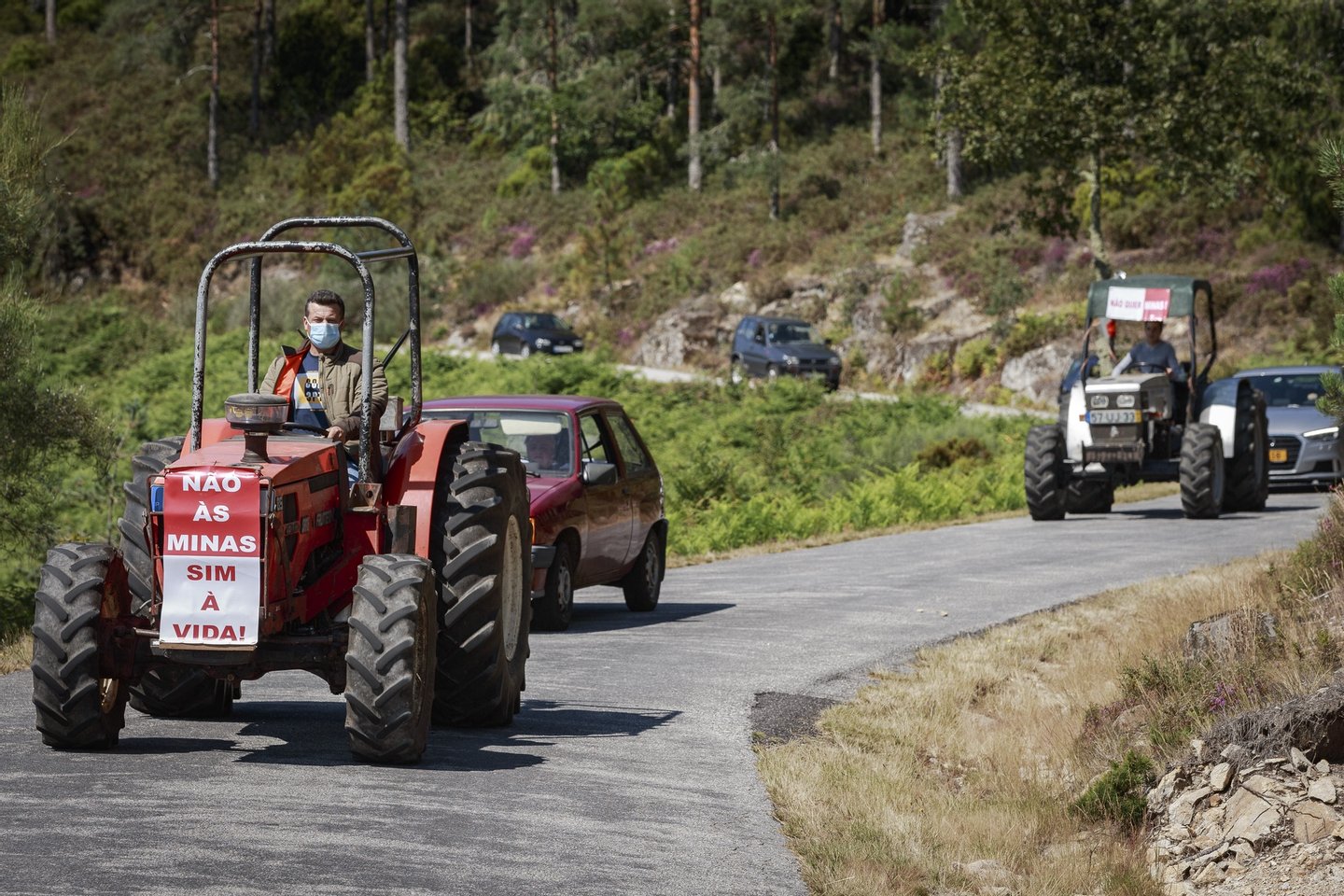 Tratores, carros e motos em marcha lenta de protesto contra as minas no Barroso