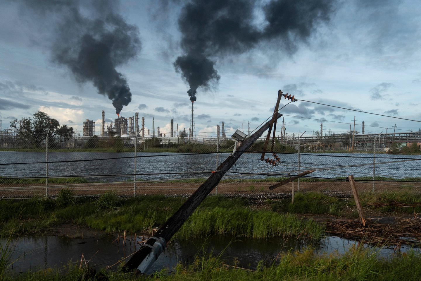 Depois do Furacão Ida, refinaria da Shell no Luisiana está a libertar um fumo negro fora do normal