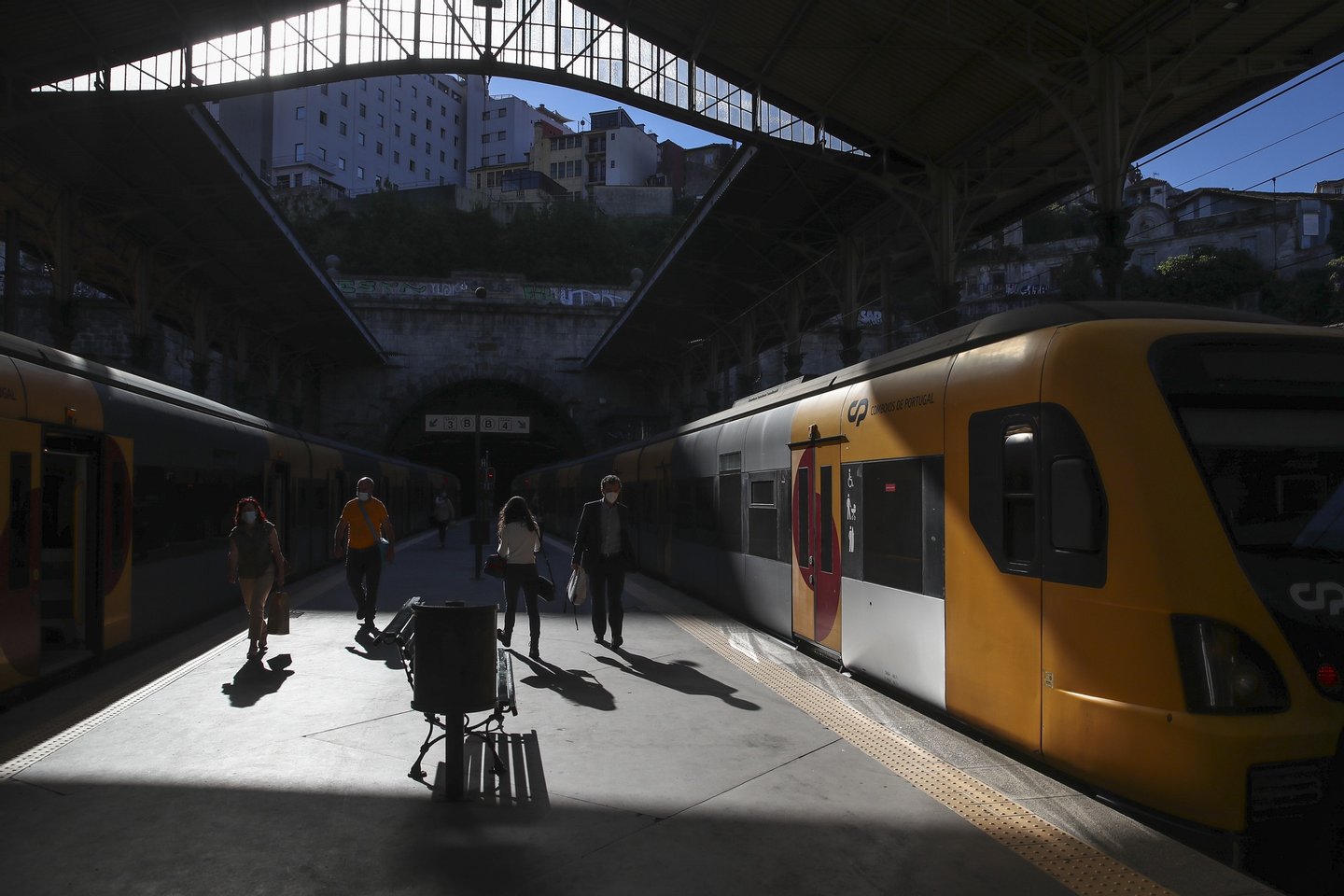 Trabalhadores que limpam comboios da CP cancelam greve após contratação de novas empresas