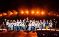 Coldplay выступила с украинскими детьми