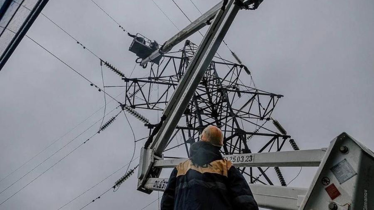 За два дня ДТЭК вернул свет 12 тыс. семей, чьи дома были обесточены из-за обстрелов
