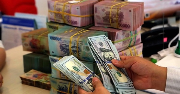 Giá đôla chợ đen chính thức vượt tỉ giá chính thức