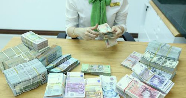 Tỷ giá lại tăng mạnh, giá bán USD ở Vietcombank vọt lên 23.450 đồng