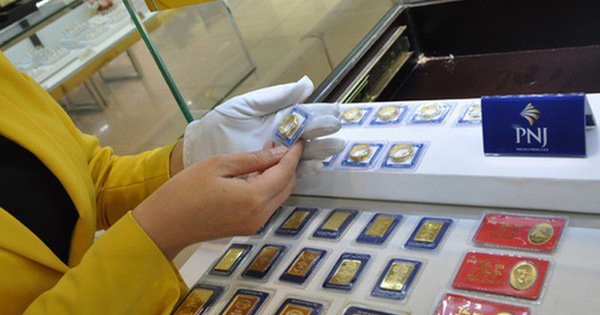 Giá vàng giảm mạnh sáng đầu tuần, tỷ giá trung tâm cũng đi xuống