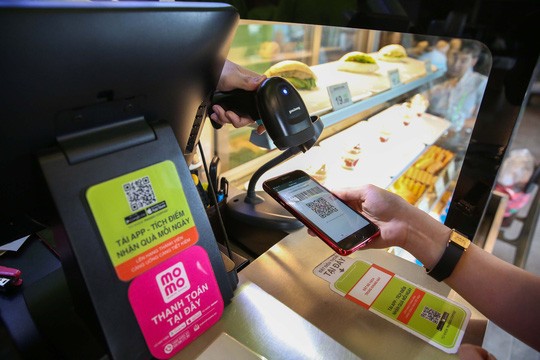 Ngân hàng bị cạnh tranh dữ dội từ các công ty công nghệ, fintech - Ảnh 1.