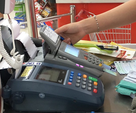 Ngân hàng đến trường mở thẻ tín dụng, sinh viên phát hoảng vì các loại phí - Ảnh 1.