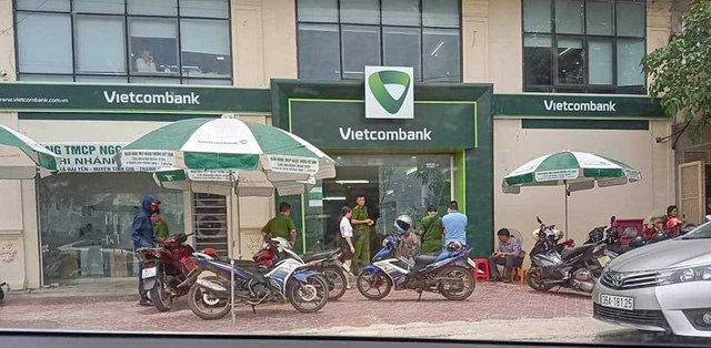 Nóng: Truy bắt kẻ bịt mặt, nổ súng cướp ngân hàng ở Thanh Hóa - Ảnh 1.