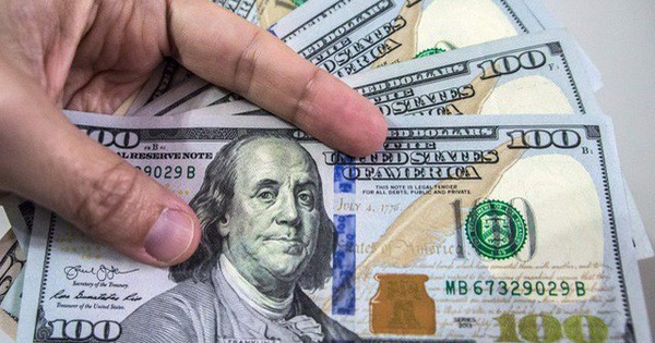 Tỷ giá trong nước "bất động" bất chấp đồng USD trên thị trường quốc tế tăng vọt