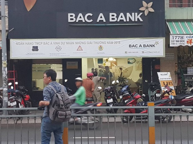 Cần tiền kinh doanh quần áo, thanh niên cầm súng Rulo đi cướp ngân hàng ở Sài Gòn - Ảnh 3. Cần tiền kinh doanh quần áo, thanh niên cầm súng Rulo đi cướp ngân hàng ở Sài Gòn - Ảnh 3.