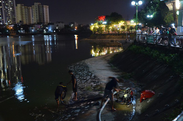 Hà Nội: Đang cháy ngùn ngụt tại nhà máy phích nước Rạng Đông - Ảnh 4. Hà Nội: Đang cháy ngùn ngụt tại nhà máy phích nước Rạng Đông - Ảnh 4.