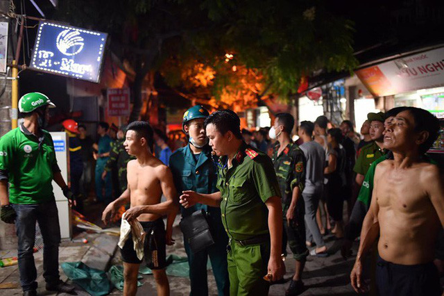Hà Nội: Đang cháy ngùn ngụt tại nhà máy phích nước Rạng Đông - Ảnh 8. Hà Nội: Đang cháy ngùn ngụt tại nhà máy phích nước Rạng Đông - Ảnh 8.