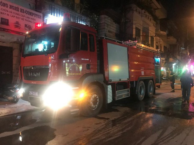 Hà Nội: Đang cháy ngùn ngụt tại nhà máy phích nước Rạng Đông - Ảnh 11. Hà Nội: Đang cháy ngùn ngụt tại nhà máy phích nước Rạng Đông - Ảnh 11.