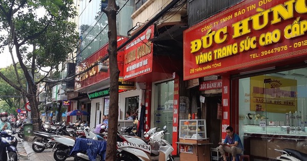 Giá vàng tăng nóng, các cửa hàng vàng bất ngờ... "vắng hoe"