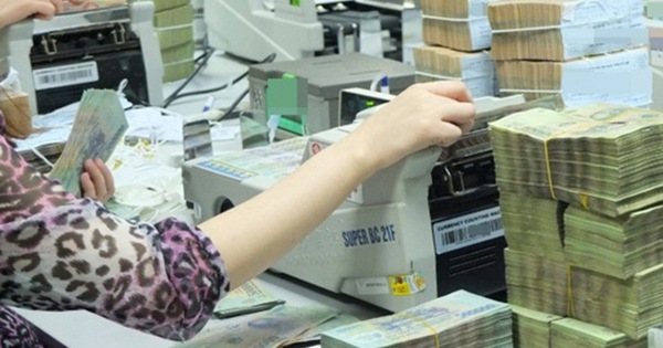 Lãi suất tăng cao, tiền gửi vào ngân hàng tăng đột biến