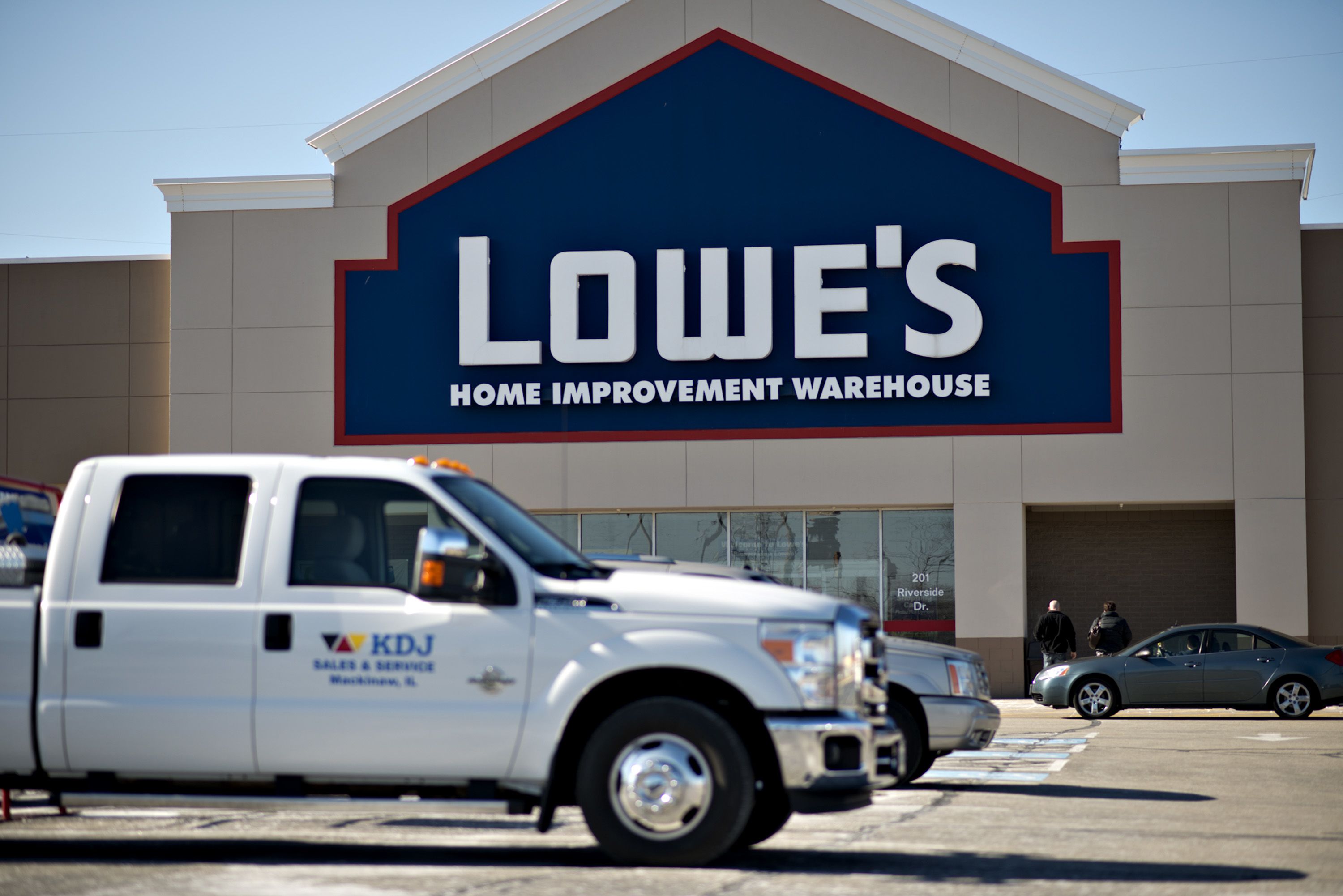 Lowe's shares down after posting mixed first-quarter earnings