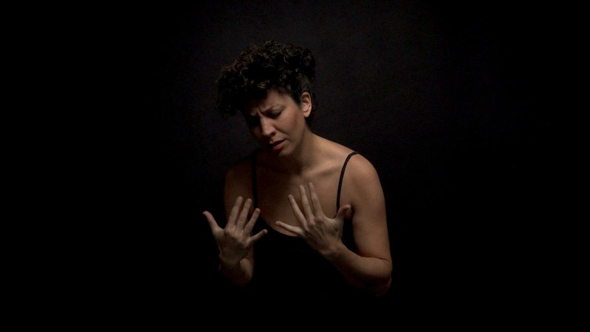 Francisca Benítez, Has dado al mundo tus canciones (You have given the world your songs), still, 2018, 1 to 10 handshape poem in ASL, HD video. 