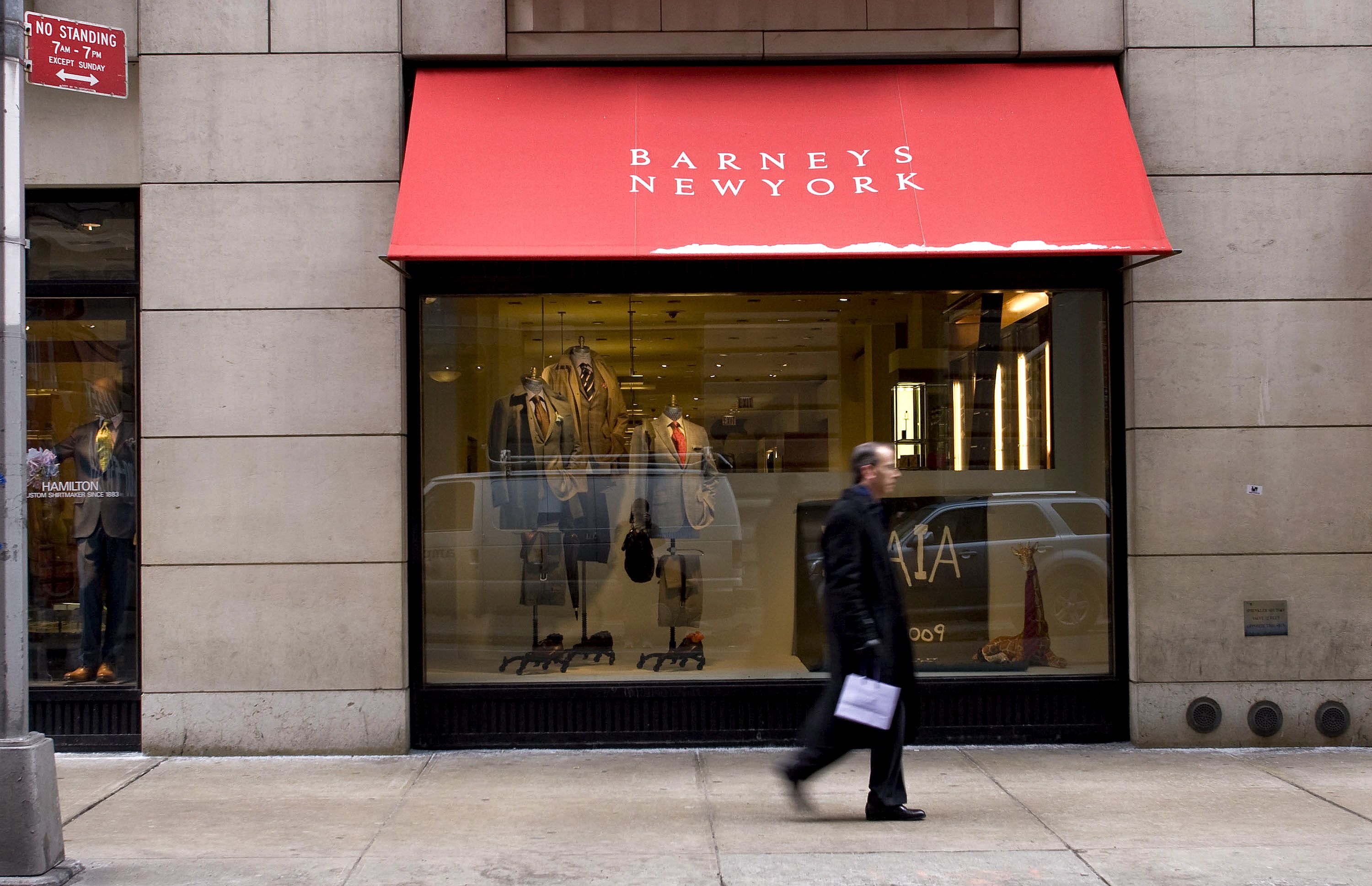 Barneys explores possible July bankruptcy filing, grapples with Manhattan rent hike