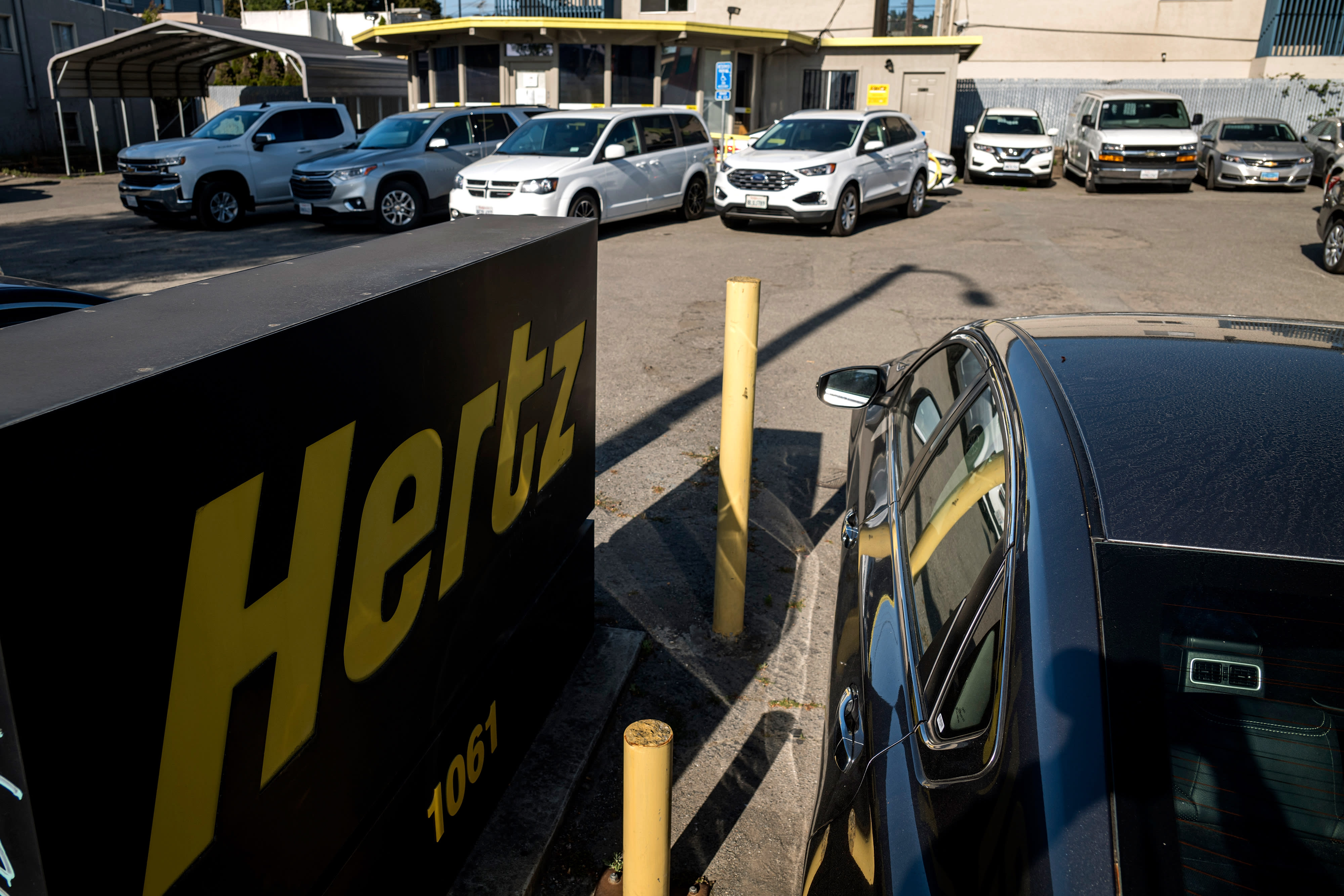 Hertz's stock may look cheap, but Cramer cautions against buying it