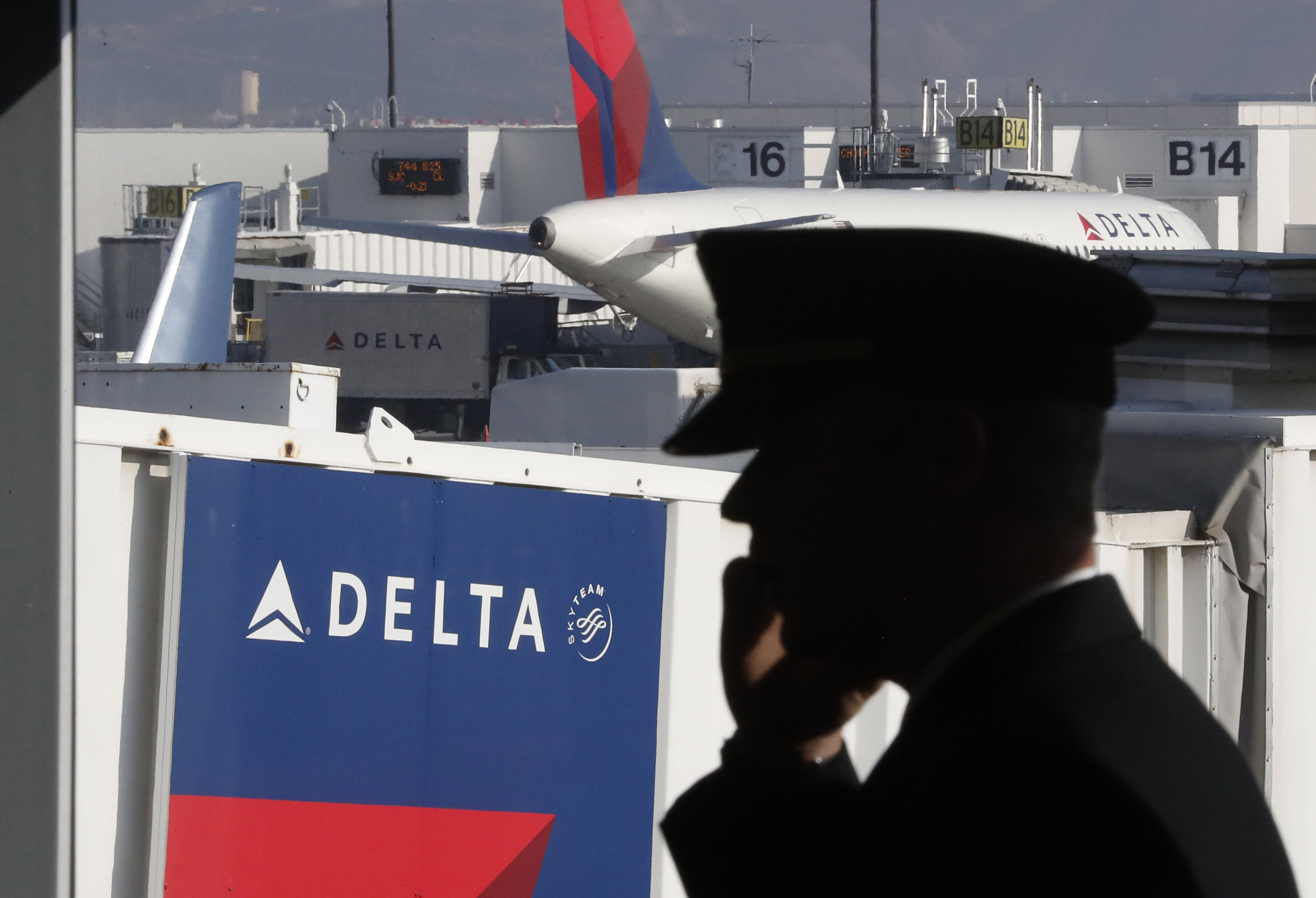 Delta pilots approve cost-cutting measures to avoid furloughs until 2022