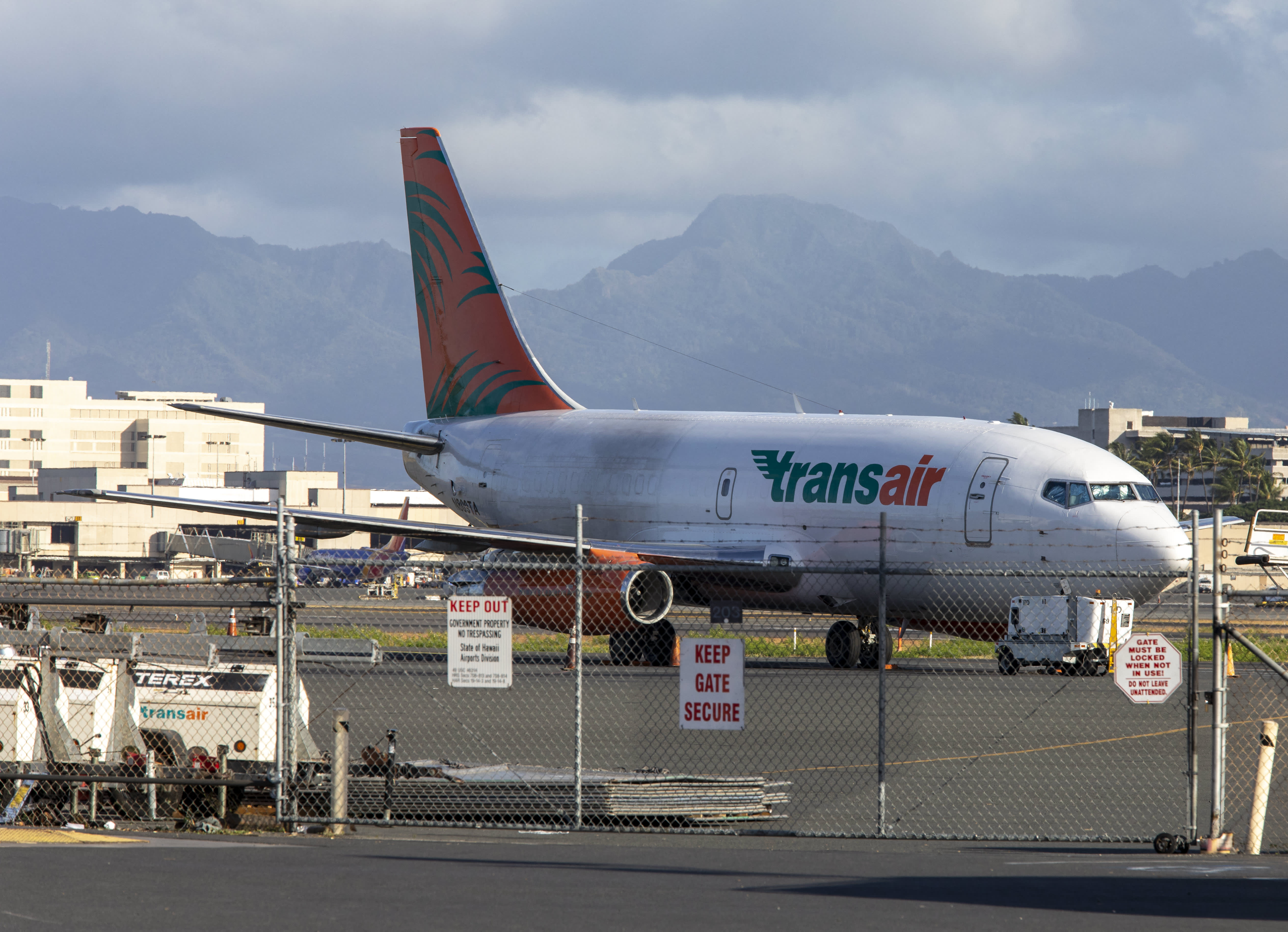 Boeing cargo plane makes emergency landing in ocean near Honolulu, both pilots rescued