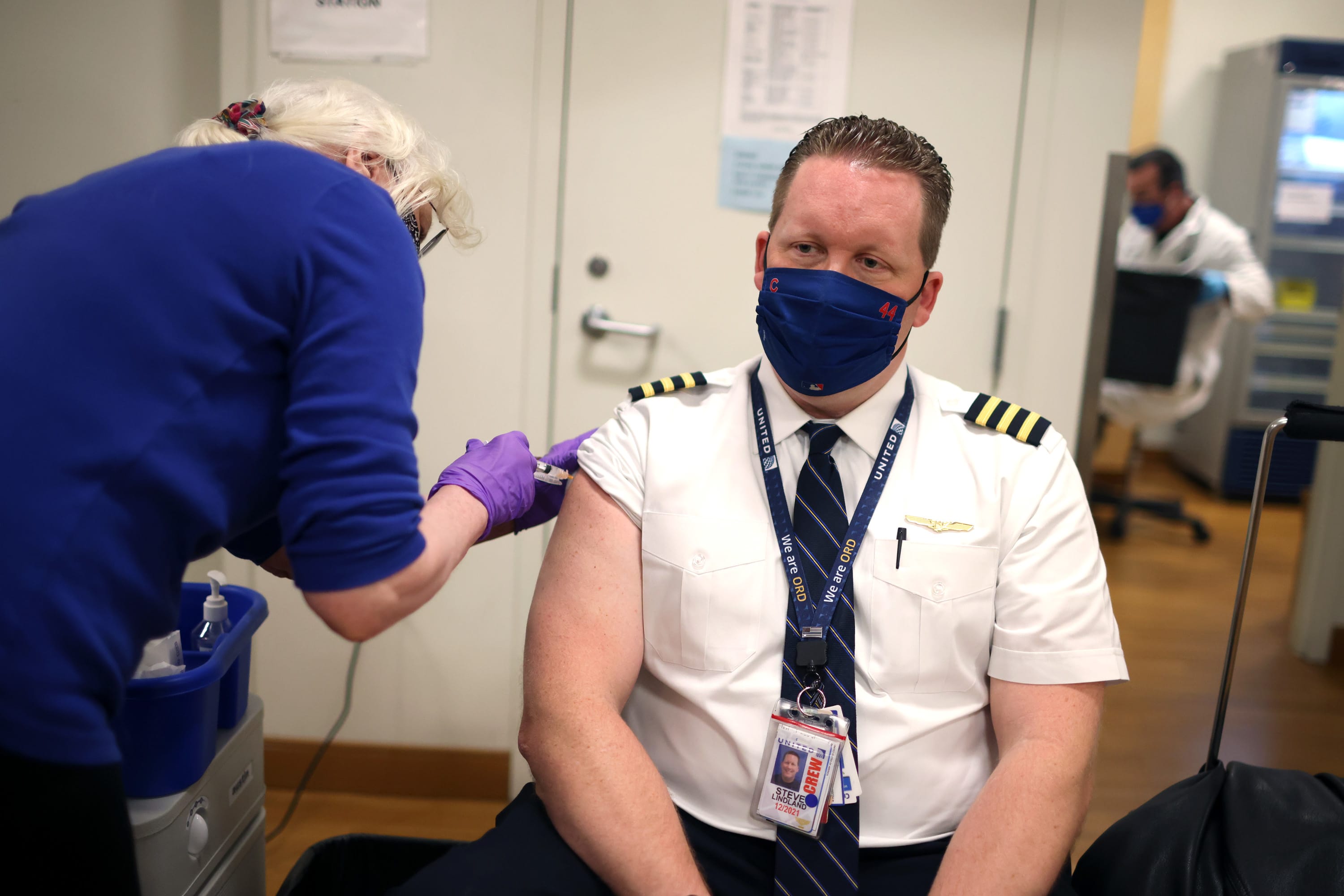 United will require its U.S. employees to be vaccinated, a first for country's major airlines